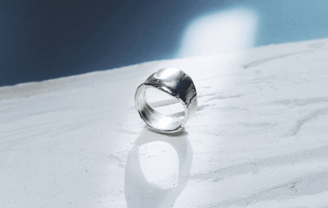 フィルム 600 本分の銀で指輪を生み出す:スペインの現像ラボによる再生プロジェクト